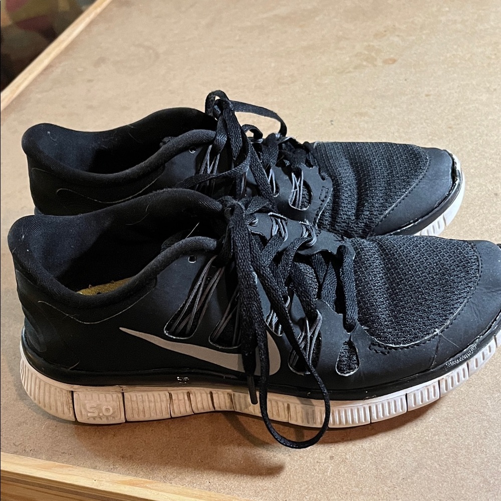 Nike 5.0 Black and White Athletic Shoes Women’s Size 6.5.